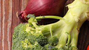 Proteínas, vegetales y granos son parte de un plato equilibrado.