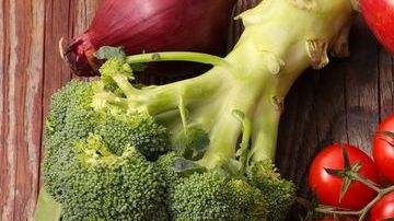 Proteínas, vegetales y granos son parte de un plato equilibrado.