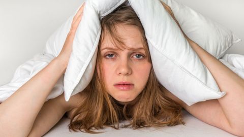 Las infusiones herbales son el mejor aliado para tratar el insomnio a largo plazo, complementario es indispensable llevar una alimentación equilibrada, realizar actividad física y controlar el estrés.