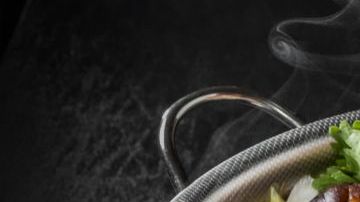 El hombre consumió las larvas al comer un "hot pot".