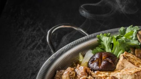 El hombre consumió las larvas al comer un "hot pot".