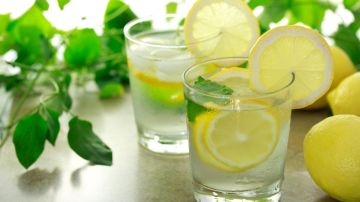 El limón destaca por su contenido en vitamina C, ideal para combatir resfriados y fortalecer el sistema inmunológico.