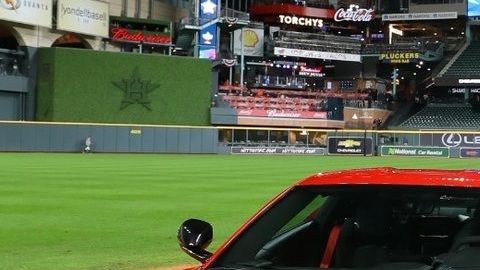 Stephen Strasburg fue el jugador más valioso de la liga y su premio fue el nuevo Corvette de motor central de Chevrolet