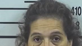 Según las autoridades, Lori Salazar, 54 años, y su hijo, Daniel, 34 años, viajaron desde Houston el lunes rumbo a la frontera.