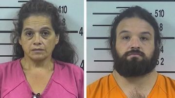 Según las autoridades, Lori Salazar, 54 años, y su hijo, Daniel, 34 años, viajaron desde Houston el lunes rumbo a la frontera.