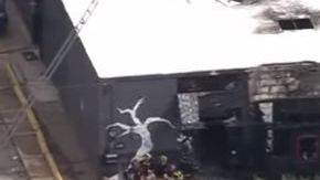 Las llamas pronto comenzaron a consumir la tienda y aunque el lugar sufrió daños grandes los dueños dicen que su tienda se puede rescatar.