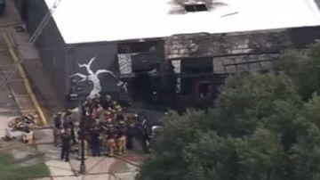 Las llamas pronto comenzaron a consumir la tienda y aunque el lugar sufrió daños grandes los dueños dicen que su tienda se puede rescatar.