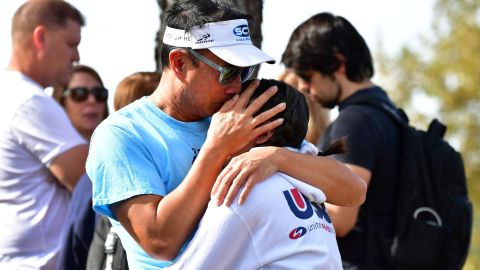 Estudiantes y familiares se abrazan tras el tiroteo en la escuela Saugus.