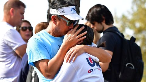 Estudiantes y familiares se abrazan tras el tiroteo en la escuela Saugus.