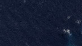 Los cambios en la isla se pueden apreciar en esta imagen tomada en septiembre de 2017. En enero de 2015, una isla recién nacida con una cumbre de 120 metros (400 pies) se encontraba entre dos islas más antiguas en el reino de Tonga. NASA Earth Observatory