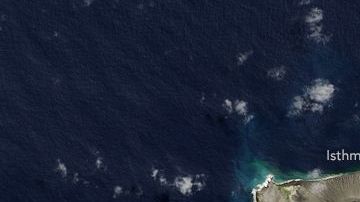 Los cambios en la isla se pueden apreciar en esta imagen tomada en septiembre de 2017. En enero de 2015, una isla recién nacida con una cumbre de 120 metros (400 pies) se encontraba entre dos islas más antiguas en el reino de Tonga. NASA Earth Observatory