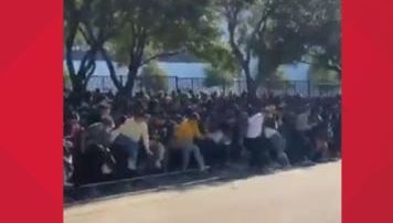 Una multitud comenzó a formarse en los puntos de entrada al NRG Park.
