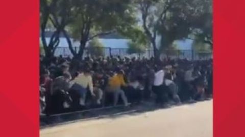 Una multitud comenzó a formarse en los puntos de entrada al NRG Park.