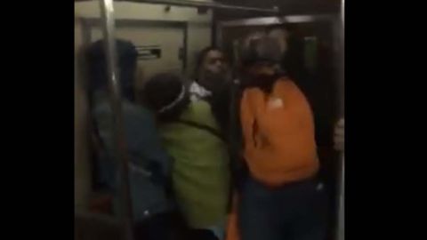 La pelea se reportó luego de que el tren abandonara la estación de High St.