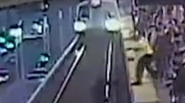 El rescate fue captado por cámaras de seguridad.