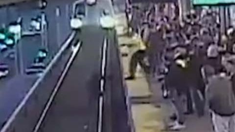 El rescate fue captado por cámaras de seguridad.