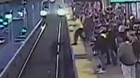 El rescate fue captado por cámaras de seguridad.