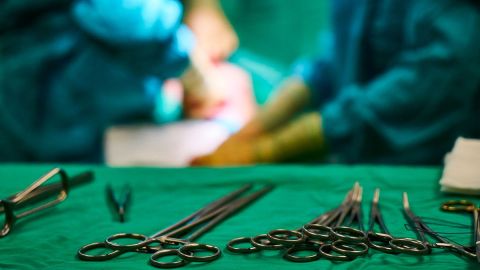 El hombre no sabía hablar mucho inglés, así que nunca supo lo que los doctores iban a hacerle.