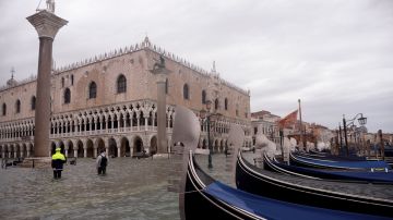 Una marea alta excepcional causó una gran inundación en Venecia.