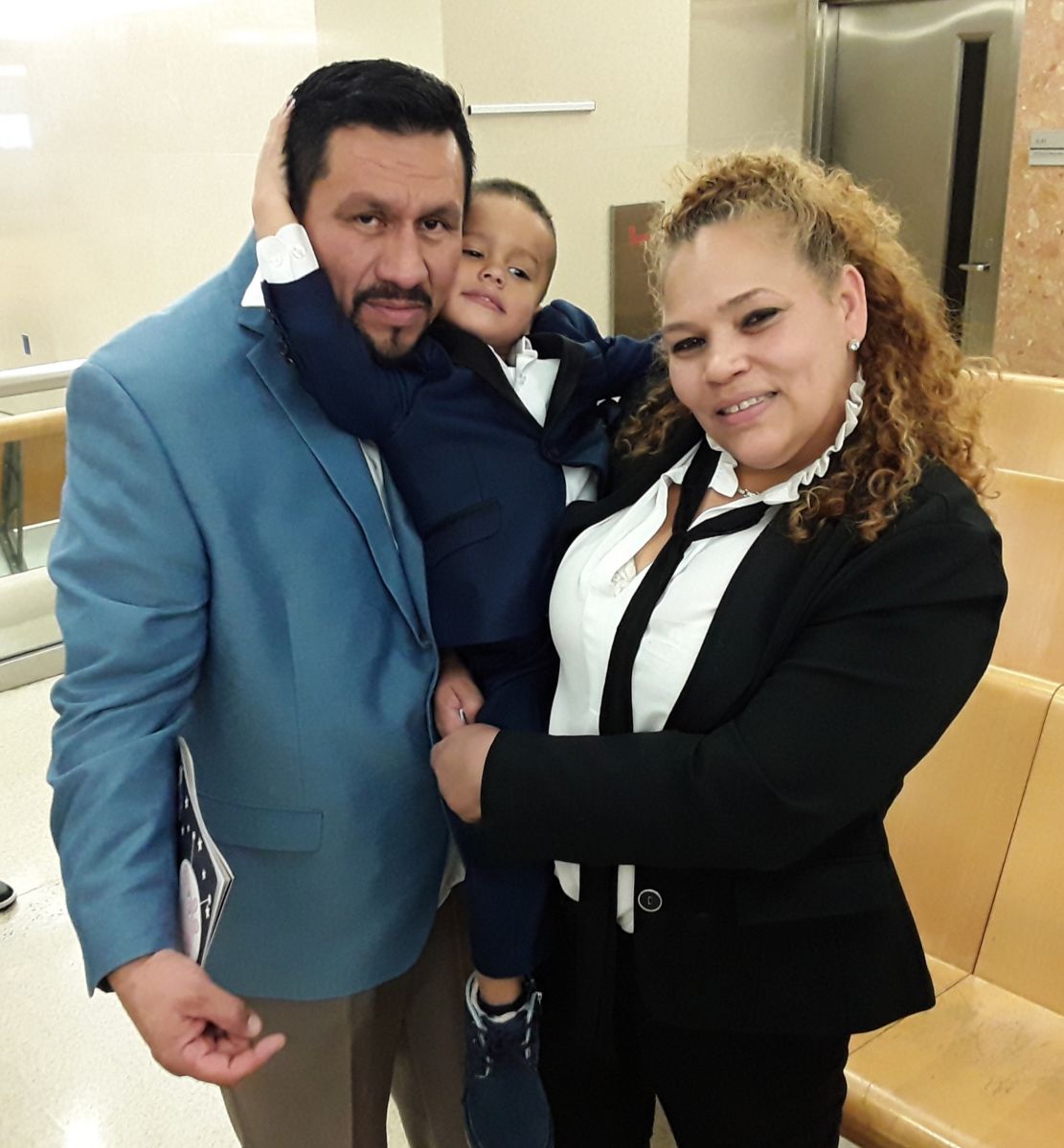 Luego de un proceso de 3 años,la familia Araujo Saldaña recibió formalmente a su quinto hijo.