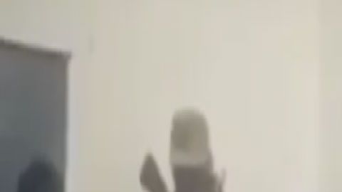 VIDEO: Rodeado de pistolas, sicarios enemigos del Mencho hacen hablar a joven