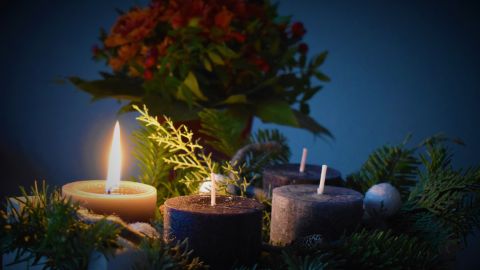 La corona de Adviento es parte de los preparativos para Navidad.