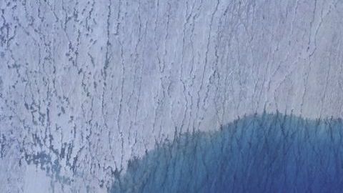 Los drones mostraron las fracturas del hielo y el drenaje del lago en tiempo real.