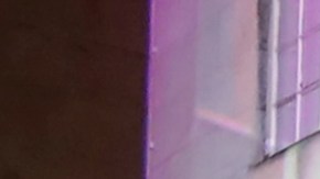 Una pantalla con los resultados de las elecciones en Reino Unido.