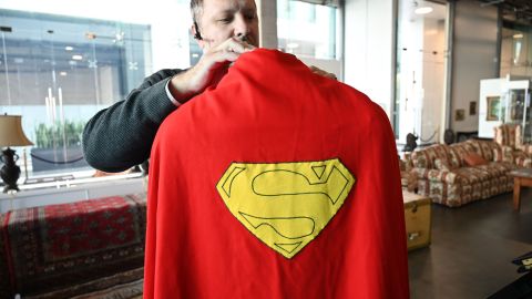 Esta capa original de Superman  usada por Christopher Reeve ya se vendió.