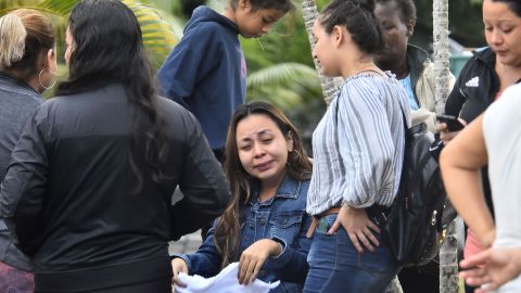 Familiares de los presos esperan noticias frente a la cárcel de Tela, Honduras.