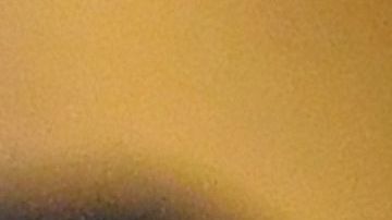 El Papa besa una figura del Niño Jesús durante la misa del Gallo .