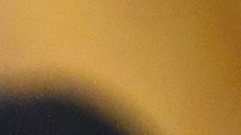 El Papa besa una figura del Niño Jesús durante la misa del Gallo .