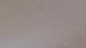 La fiscal general Letitia James muestra el cheque por más de  $400,000, en salarios recuperados para trabajadores de edificios.