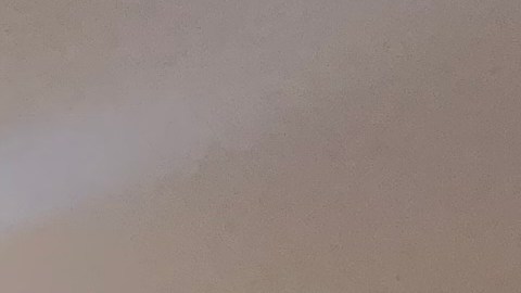 La fiscal general Letitia James muestra el cheque por más de  $400,000, en salarios recuperados para trabajadores de edificios.