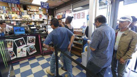 Jugadores de lotería buscan las tiendas con buena suerte.