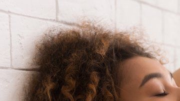 El oído es fundamental para despertar en las mujeres el erotismo.