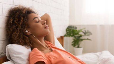 El oído es fundamental para despertar en las mujeres el erotismo.