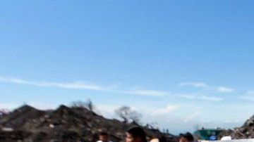 Una mujer sostiene la foto de unos familiares que murieron por la erupción del Volcán de Fuego el 3 de junio de 2018.