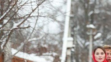 Los niños y los adultos salen a la calle para juntarse el día de Navidad en las ciudades donde predomina la religión Ortodoxa.