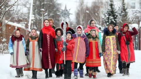Los niños y los adultos salen a la calle para juntarse el día de Navidad en las ciudades donde predomina la religión Ortodoxa.