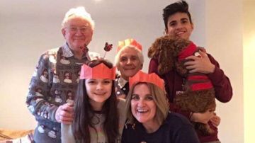 En la foto vemos a Katie Scott en la Navidad de 2017 junto a su madre, Hazel, su hermano, Ben y sus abuelos Anne y John.