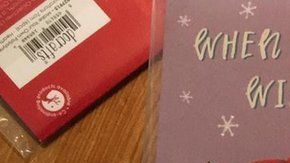 Una niña en Reino Unido encontró un escalofriante mensaje en una tarjeta navideña.