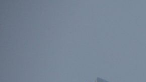 El avión se estrelló contra un edificio a poco de despegar.