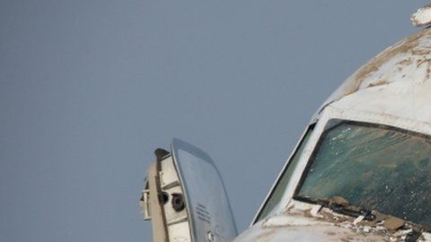 El avión se estrelló contra un edificio a poco de despegar.