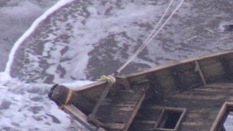 Para la policía fue difícil acceder al bote a causa del mal tiempo.