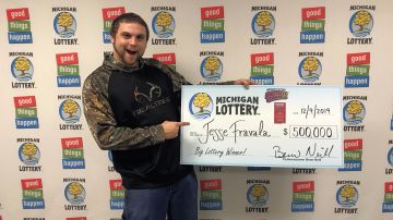 Jesse Fravala con su premio de lotería soñado.