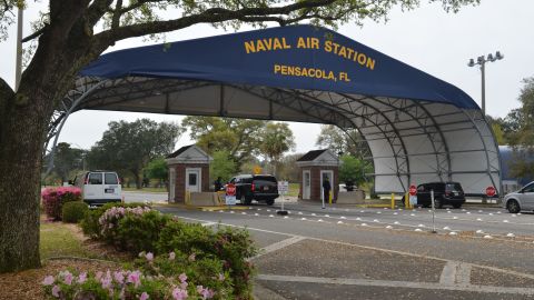 La entrada principal de la base aeronaval en Pensacola.