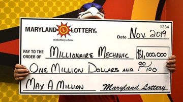 El "Mecánico Millonario" muestra su gran premio de lotería.