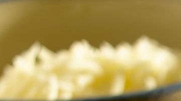 Las enchiladas suizas se destacan por ser suaves, esponjosas y tienen un nivel de picor mucho más bajo en la salsa, debido a la crema.