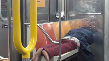 Miles duermen en las calles y el Metro